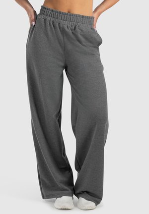 Pantalons de survêtement gris à jambes larges avec une taille élastique, fabriqués dans un tissu doux, dotés de deux poches latérales et d'une coupe décontractée.