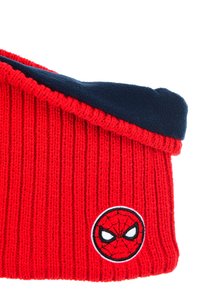 Rode gebreide beanie met een gevouwen marineblauwe fleece rand, met een Spider-Man embleem in een ronde patch aan de voorkant.