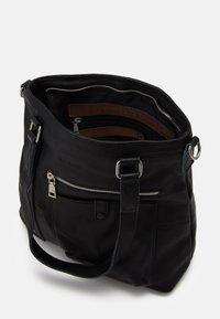 Černá kožená taška přes rameno s texturovaným povrchem, vybavená zipem na vrchu, vnitřními kapsami a kovovými akcenty. Pevné popruhy pro nošení.