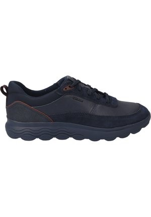 Sneaker blu navy con tomaia in pelle liscia e dettagli in suede, dotati di collo imbottito, chiusura con lacci e suola in gomma testurizzata.