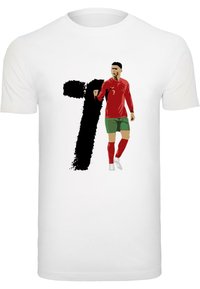 Hvit t-skjorte med rødt og grønt fotballuniform-design, som viser en spiller ved siden av en fet svart nummer "7" grafikk.