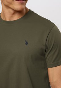 U.S. Polo Assn. ARJUN - Basic póló - forest night