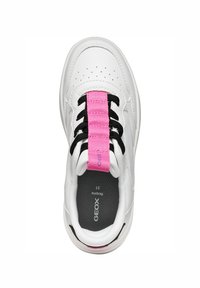 Weißer Sneaker mit glattem Lederfinish, ausgestattet mit schwarzen Schnürsenkeln und einem leuchtend pinken Gummiband. Strukturierte Innensohle mit "GEOX"-Logo.
