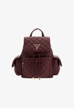 Dunkelroter gesteppter Lederrucksack mit vorderer Reißverschlusstasche, Seitentaschen, Kordelverschluss, oberem Griff und Metall-Guess-Logo auf der Klappe.