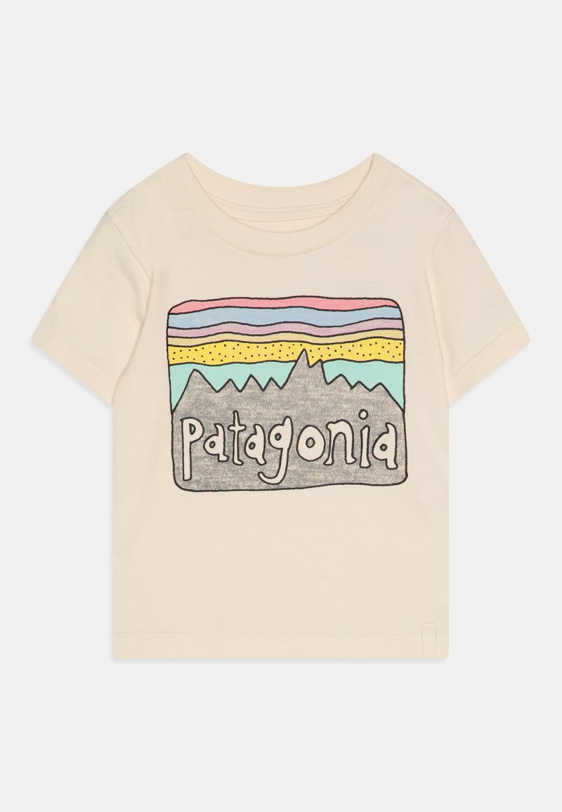 Cremefarbene Baumwoll-T-Shirt mit einem bunten Berggrafik und dem Schriftzug "Patagonia" in einer verspielten Schriftart. Kurze Ärmel und runder Ausschnitt.