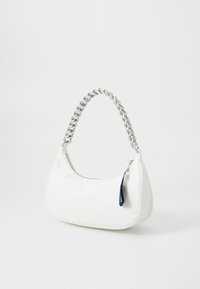 Balta sintetinė rankinė apvalia forma, su sidabriniu grandine dirželiu, užtrauktuko uždarymu ir tamsiai mėlyna akcentu ant užtrauktuko trauklės.