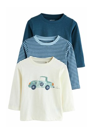 Drei Langarmshirts: dunkelblau, gestreift in Blau und cremefarben mit einem Druck eines grünen Cartoons von einem Auto. Aus weicher Baumwolle, mit Rundhalsausschnitten.