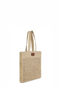 Geweven strooien draagtas met een rechthoekige vorm, een textuur met honingraatpatroon en twee platte handvatten. Voorzien van een bruine lederen accentlap.