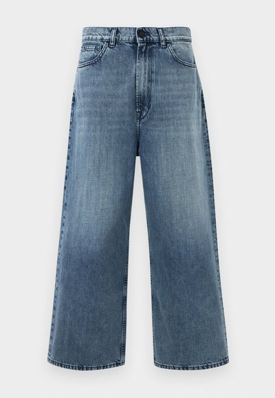 Svetlo modri široki kavbojki iz denima, z višjim pasom, sprednjimi žepi in klasičnim šivanjem. Brez vidnih okrasnih elementov.