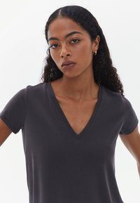 OXXO SOFT TOUCH V-NECK  - Jednoduché tričko - black coffee