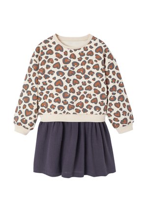 Langärmliges Kleinkindkleid mit Oberteil in beigem Leopardenherzprint und rock in einfarbig dunkellila mit gerafftem Saum.