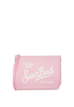 Borsello rosa con zip con scritta bianca "The place to be Saint Barth Summer Paradise" e un cinturino rosa abbinato sulla zip.