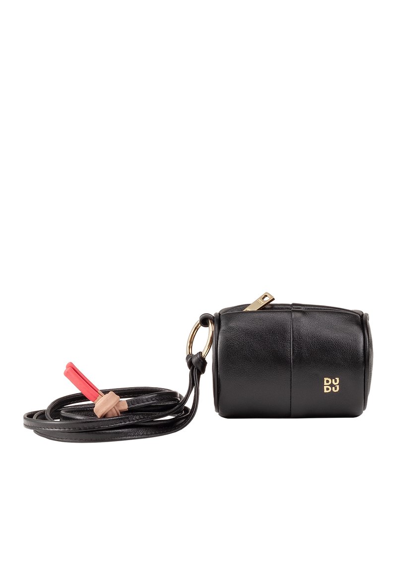Bolso cilíndrico de cuero negro con cierre de cremallera, herrajes dorados y una correa ajustable. Presenta un logotipo en relieve y un acento rojo en contraste.