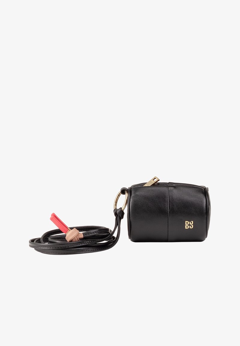 Bolso cilíndrico de cuero negro con cierre de cremallera, herrajes dorados y una correa ajustable. Presenta un logotipo en relieve y un acento rojo en contraste.