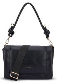 Fekete bőrtáska csomózott fogantyúval és állítható pánttal. Arany színű fém kiegészítőkkel és dombornyomott márkajelzéssel. Simított textúrájú, minimalista kialakítású.