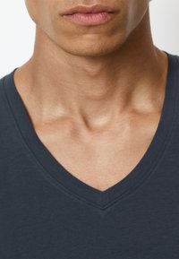 Mørkeblå v-hals t-shirt lavet af blødt bomuldsstof, med en glat tekstur og et rent, enkelt design samt en klassisk pasform.