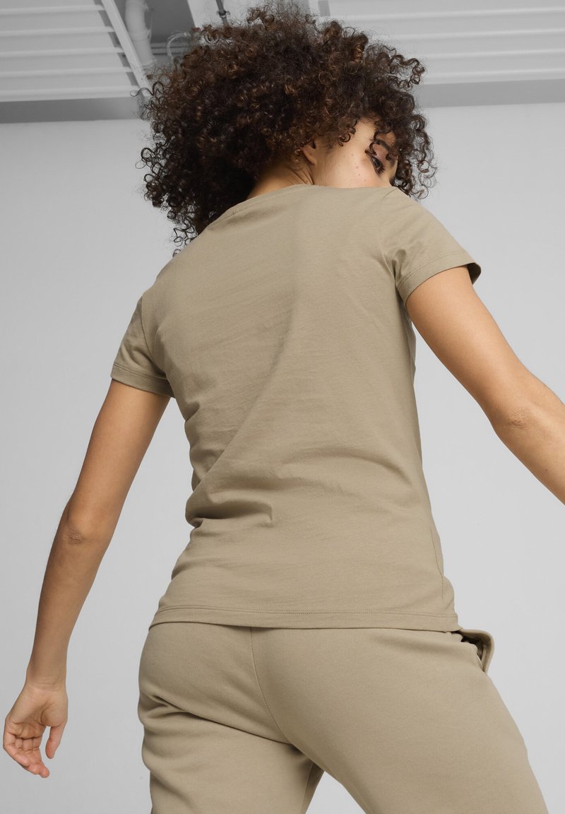 Khaki T-shirt met korte mouwen, gemaakt van zachte katoen, getailleerde pasvorm, minimale naaddetails, gecombineerd met bijpassende broek voor een samenhangende uitstraling.