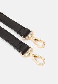 Cintura in ecopelle nera con due clip in metallo dorato, caratterizzata da una texture liscia e cuciture visibili lungo i bordi.