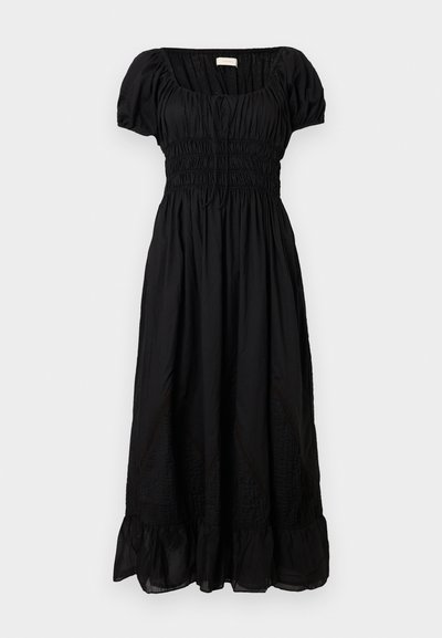 Čierne midi šaty s balónovými rukávmi, zdobeným živôtikom s nariasením, zoštíhleným pásom a volánikovým okrajom na bielom pozadí.