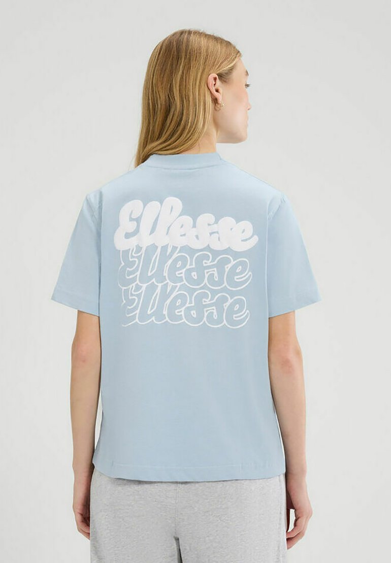 Lichtblauw t-shirt met korte mouwen, voorzien van grote witte letters op de achterkant, met een relaxte pasvorm en een gladde stoftextuur.