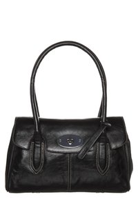 Sac à main en cuir noir au design structuré, avec un fermoir métallique argenté, deux poignées et des surpiqûres en contraste le long des bords.