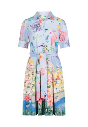 Lyseblå kjole med korte ærmer, krave og bindebånd i taljen med farverige mønstre af havdyr og kystbyer.