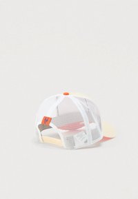 Baseballová čepice s béžovým kšiltem, bílým síťovaným zadním dílem, nastavitelným páskem a oranžovou cedulkou s modrým logem „NY“.