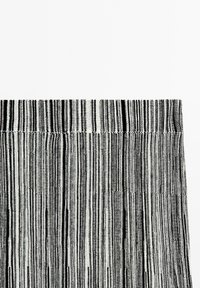 Panneau en tissu tissé présentant des rayures verticales noires et blanches, avec une apparence texturée et un bord supérieur propre et droit.