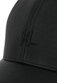 Černá kožená baseballová kšiltovka s texturovaným povrchem, se vyvýšeným logem "KL" ve středu a vyšitými detaily na kšiltu.