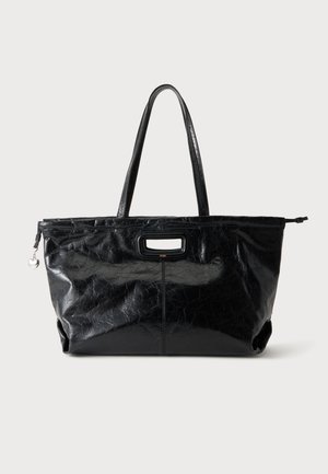 Schwarze, strukturierte Ledertasche mit langen Henkeln, einem rechteckigen Griffausschnitt und einem kleinen herzförmigen Reißverschlussanhänger.