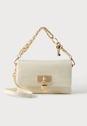 Kremfarget veske med krokodillepreg og gullfarget kjedestropp, med metallås og små nøkkel detaljer. Glatt, teksturert finish.