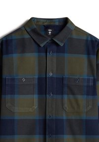 Camicia a quadri nei toni del verde scuro, blu navy e blu. Presenta un colletto a bottoni, due tasche sul petto e chiusure a bottoni. Tessuto in cotone morbido.