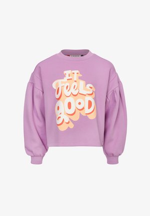 Paarse sweatshirt met opgeblazen mouwen en een afgeronde halslijn. Voorzien van gedurfde, speelse tekst "IT FEELS GOOD" in wit en pasteloranje.