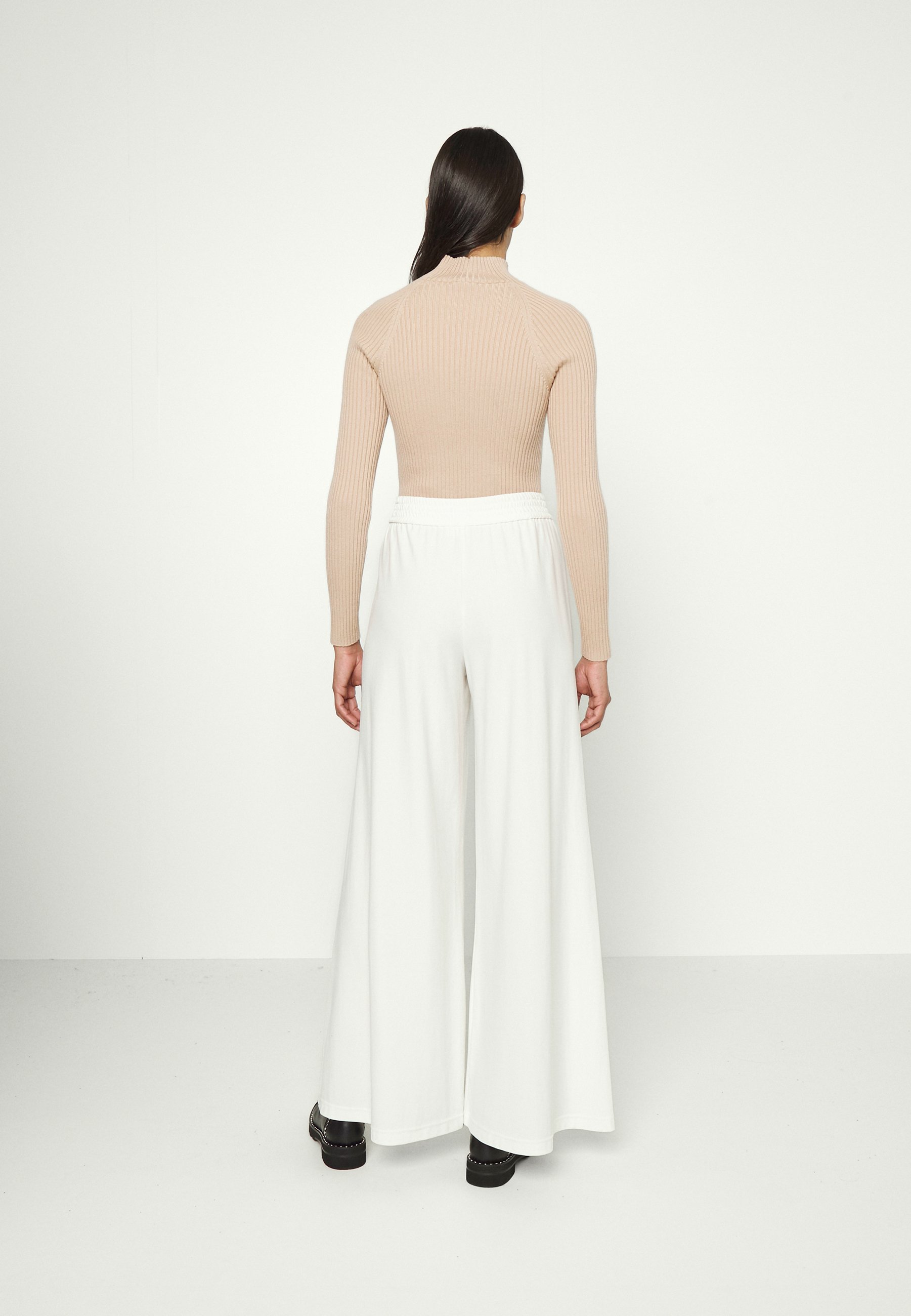 Alice + Olivia KENLEY PALAZZO PANT - Pantalones - off white/crema - Zalando .es