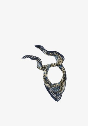 Zijden sjaal met marineblauwe, crèmekleurige en blauwe bloemige en geometrische patronen, losjes geknoopt met twee uiteinden die naar buiten toe vloeien op een witte achtergrond.