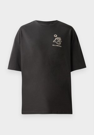 Czarny t-shirt z krótkim rękawem z małym białym logo i grafiką Billabong na klatce piersiowej. Wykonany z miękkiej bawełny o luźnym kroju.