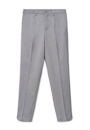 Pantalon formel gris clair avec plis à l'avant, passants de ceinture et fermeture par bouton sur fond blanc.