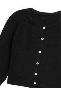 Schwarze gestrickte Strickjacke mit gerippter Textur, Rundhalsausschnitt und sechs weißen Knöpfen auf der Vorderseite für einen sicheren Verschluss.