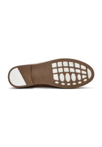 Semelle de chaussure en caoutchouc marron avec un motif texturé, dotée de tampons de traction blancs en forme de cercle et de rectangle pour une meilleure adhérence et stabilité.