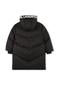 Sort pufferjakke med chevron-quiltet design, utstyrt med hette og en logobånd langs kragen. Glatt, blank finish og elastiske mansjetter.