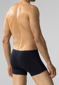 Granatowe bokserki w wzory charakteryzują się dopasowanym krojem i miękkim pasem. Materiał ma subtelny geometryczny wzór na całej powierzchni.