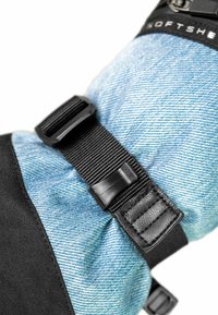 Isolierte Schneehandschuhe mit einem blauen Denim-ähnlichen Stoff und schwarzen Nylonakzenten, gesichert mit verstellbaren schwarzen Riemen und Schnallen.