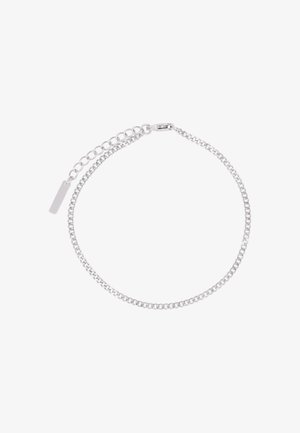 Sidabrinis apyrankė su mažų grandinėlių dizainu, turinti reguliuojamą pailgėjimo grandinėlę ir plokščią etiketę individualizavimui.