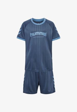 Donkerblauw sportset gemaakt van gladde stof, met een gestreept patroon, korte mouwen en bijpassende shorts met lichtblauwe accenten.