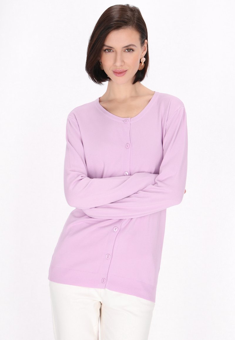 Cardigan lungo viola con maniche a lunghezza intera realizzato in tessuto morbido, dotato di scollo rotondo e chiusura con bottoni frontali. Design semplice e pulito senza motivi.