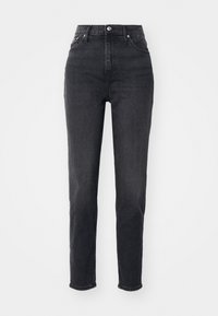 Černé skinny džíny s vysokým pasem a zapínáním na knoflík a zip, s předními a zadními kapsami, vystavené na bílém pozadí.