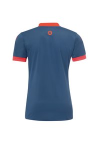Polo in blu scuro con colletto e dettagli delle maniche rossi. Presenta un logo sulla parte superiore della schiena e una texture liscia.