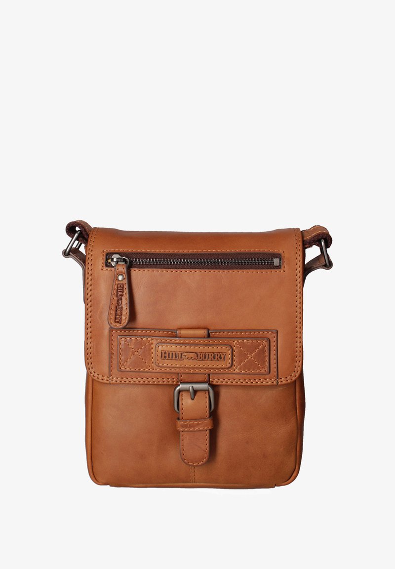 Sac bandoulière en cuir marron avec une poche zippée à l'avant, une sangle réglable et une étiquette de marque embossée. Présente des coutures et une fermeture à boucle.