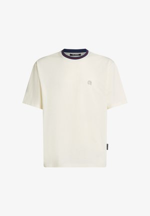 Crèmekleurig katoenen T-shirt met een ronde hals, voorzien van een kraag met navy, rood en wit gestreept patroon en een klein logo op de borst.