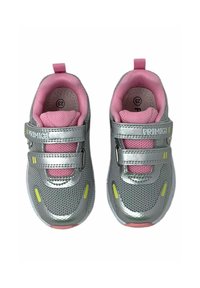 Scarpe sportive argento con fodera in rete rosa, dotate di fasce in Velcro, dettagli gialli e una superficie texture per migliorare la presa. Taglia 23.